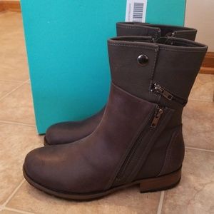 Mid rise gray boots